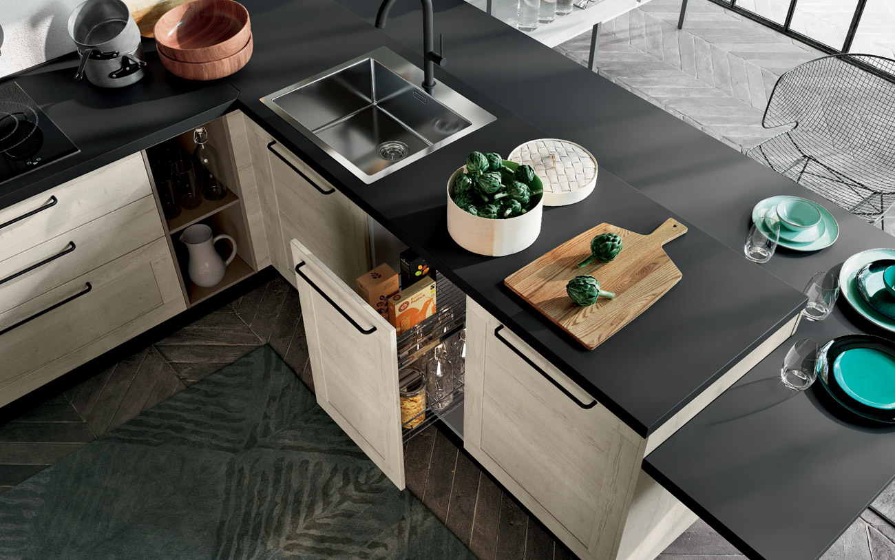 Cucina penisola con basi a estrazione accessoriate