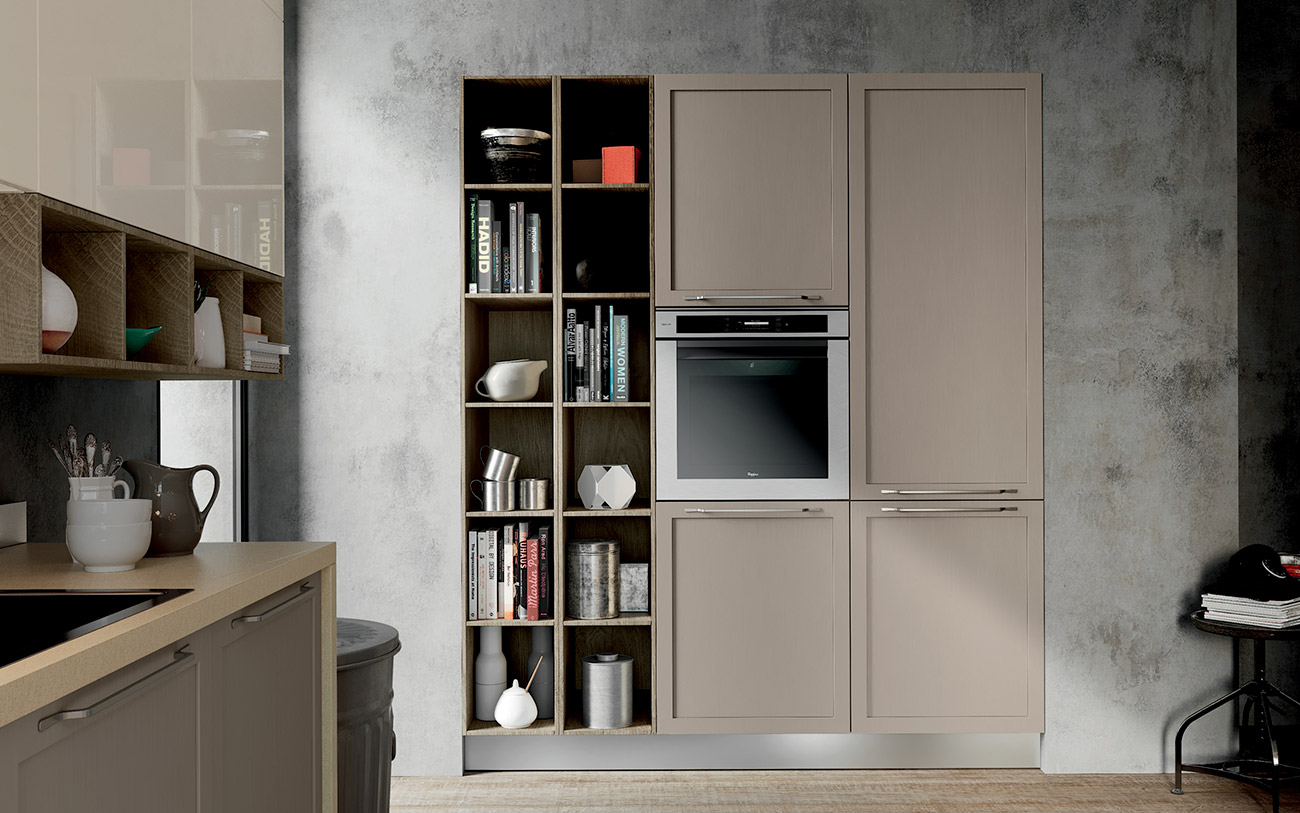 Cucina con anta a telaio e maniglia