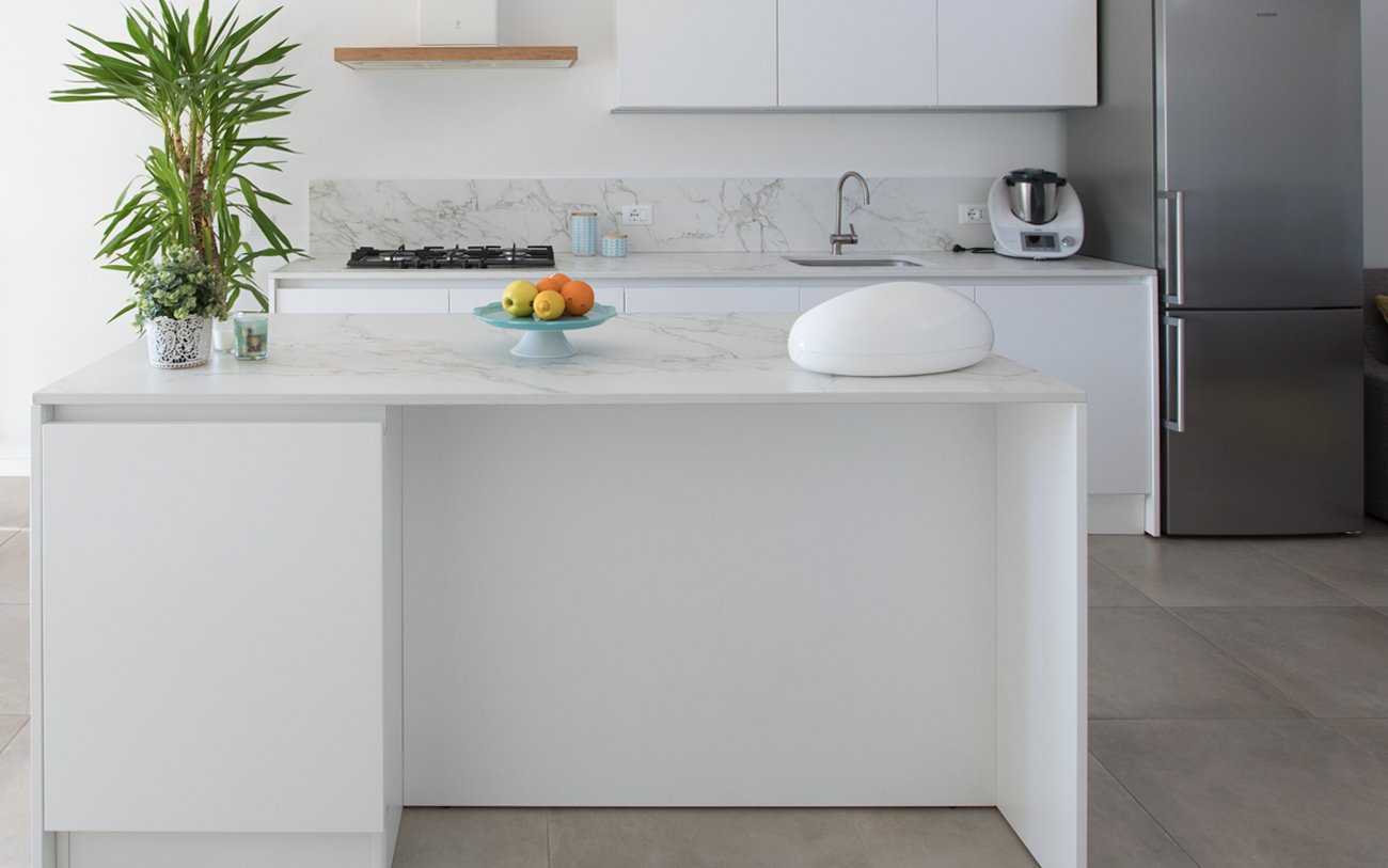 cucina moderna bianca - spazio per sgabello