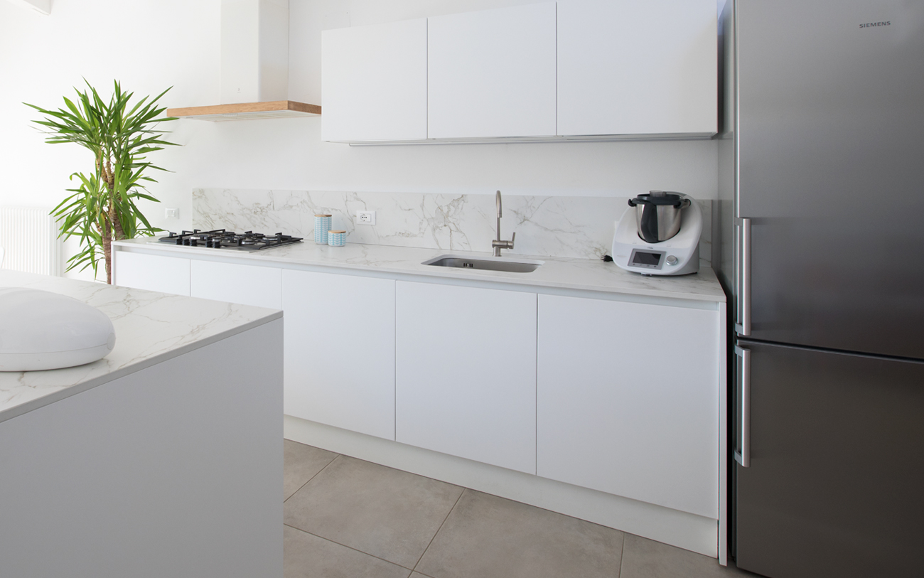 cucina moderna bianca - tre finiture differenti