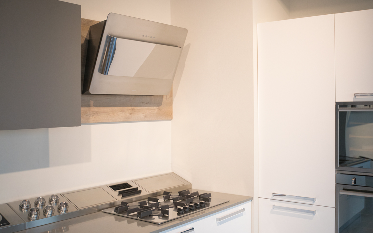 cucina moderna bianca - cappa di design