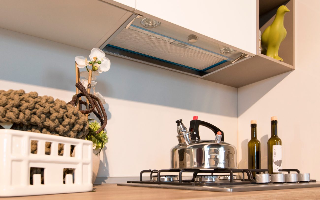 cucina moderna bianca - cappa integrata
