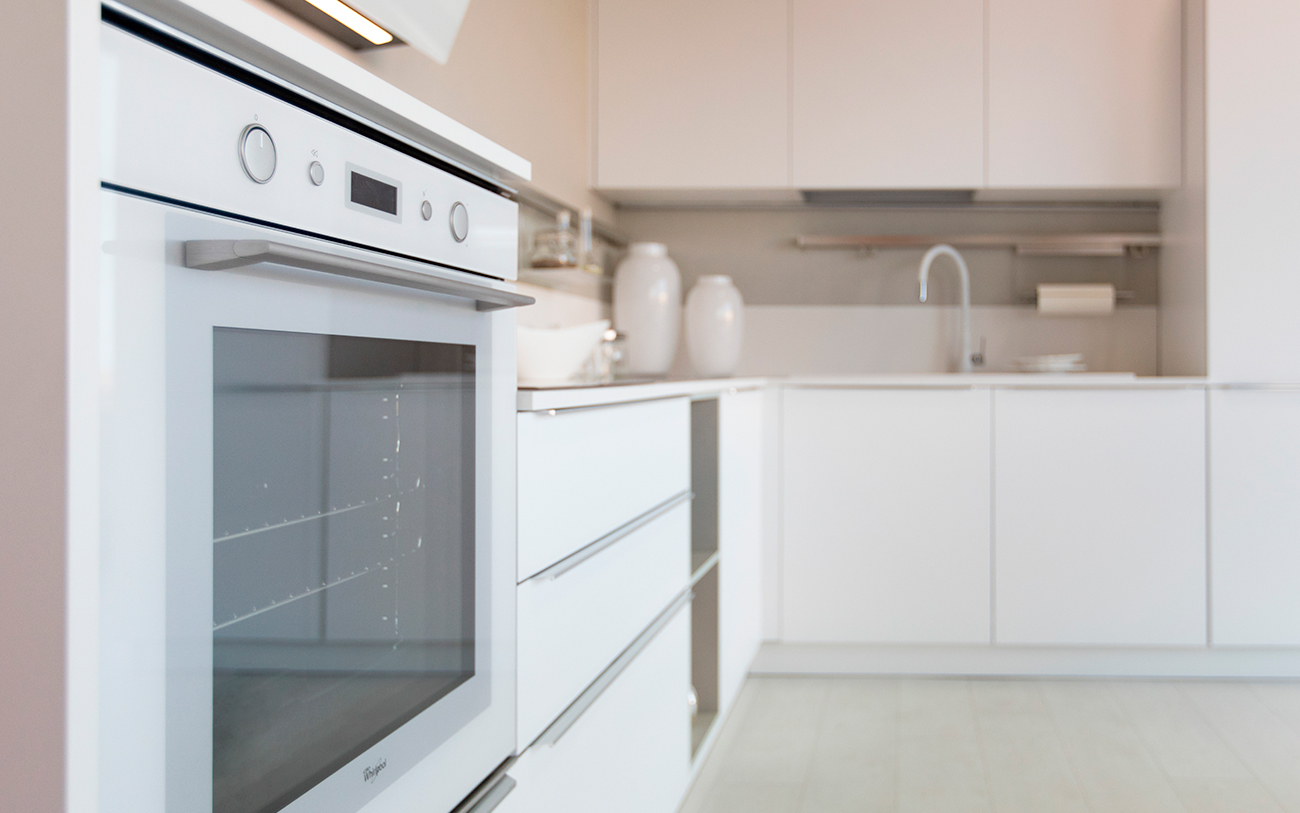 cucina moderna bianca - forno in finitura biancoo