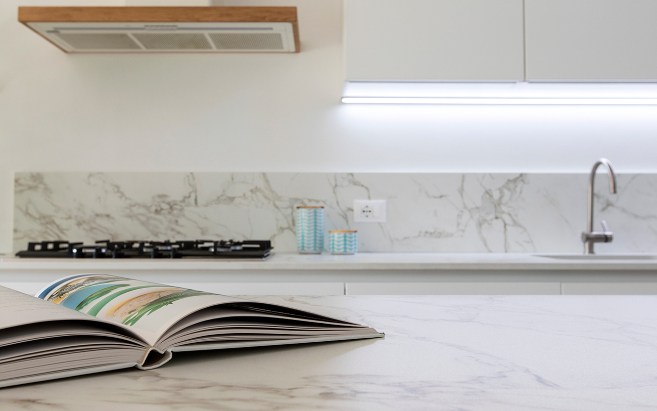 cucina moderna bianca - top dekton