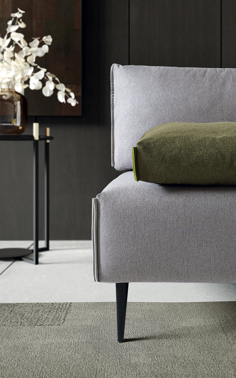 Bacio divano in tessuto LeComfort catalogo Pensarecasa particolare