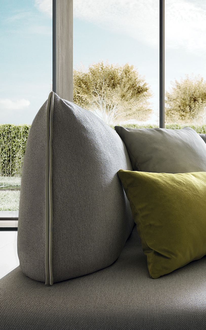 Bacio divano in tessuto LeComfort catalogo Pensarecasa particolare