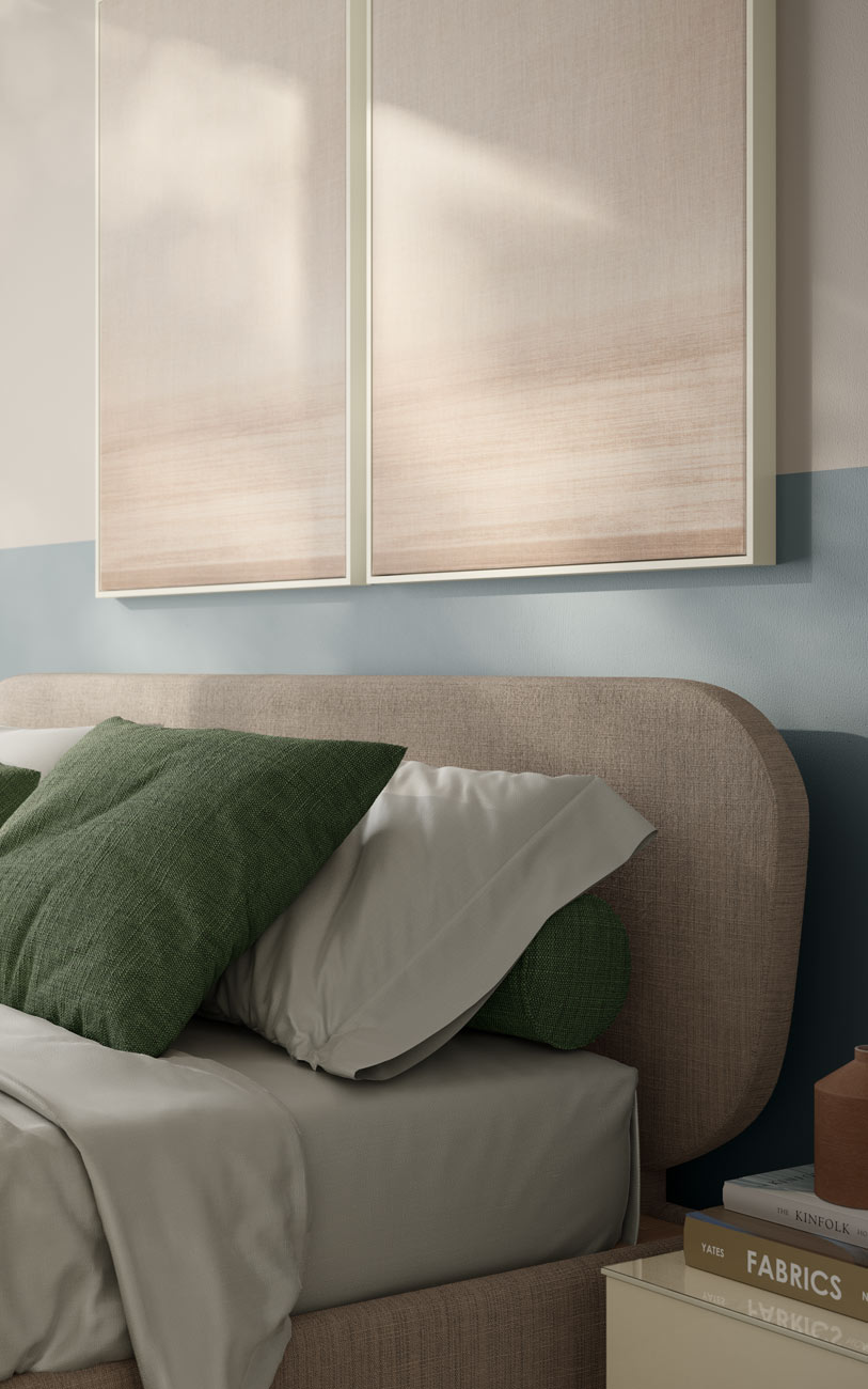 Immagine con particolare testiera letto in tessuto beige