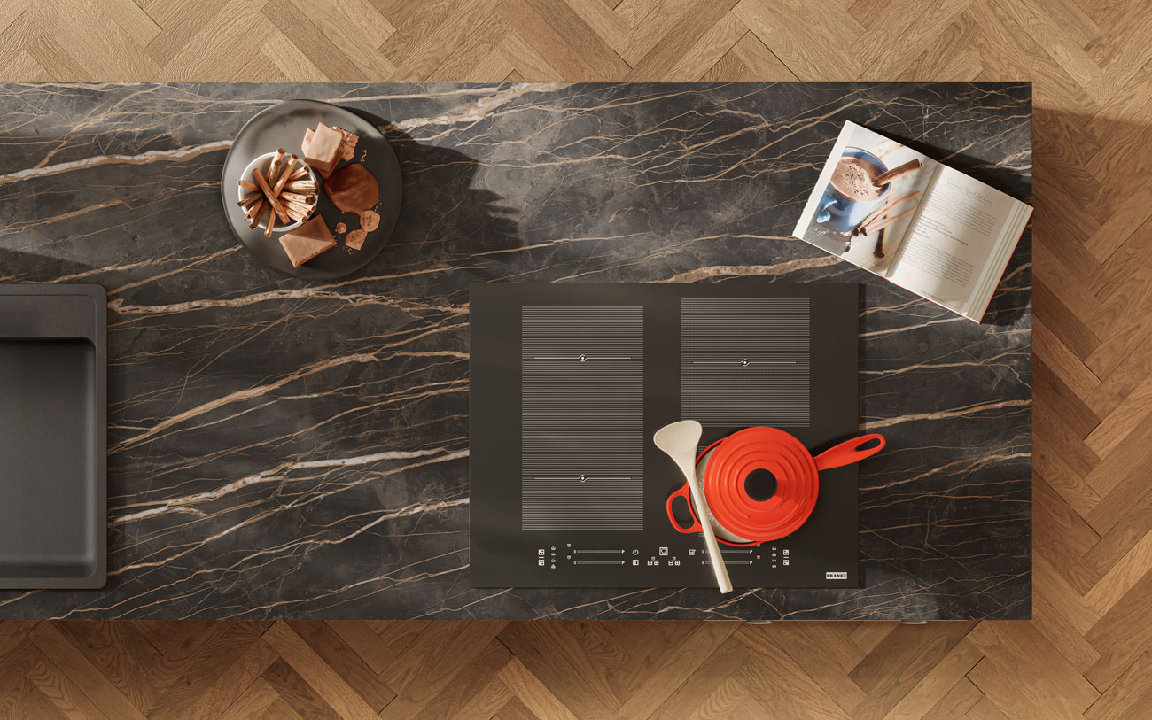 Top cucina in Laminam Noir desir - casa colorata Pensarecasa