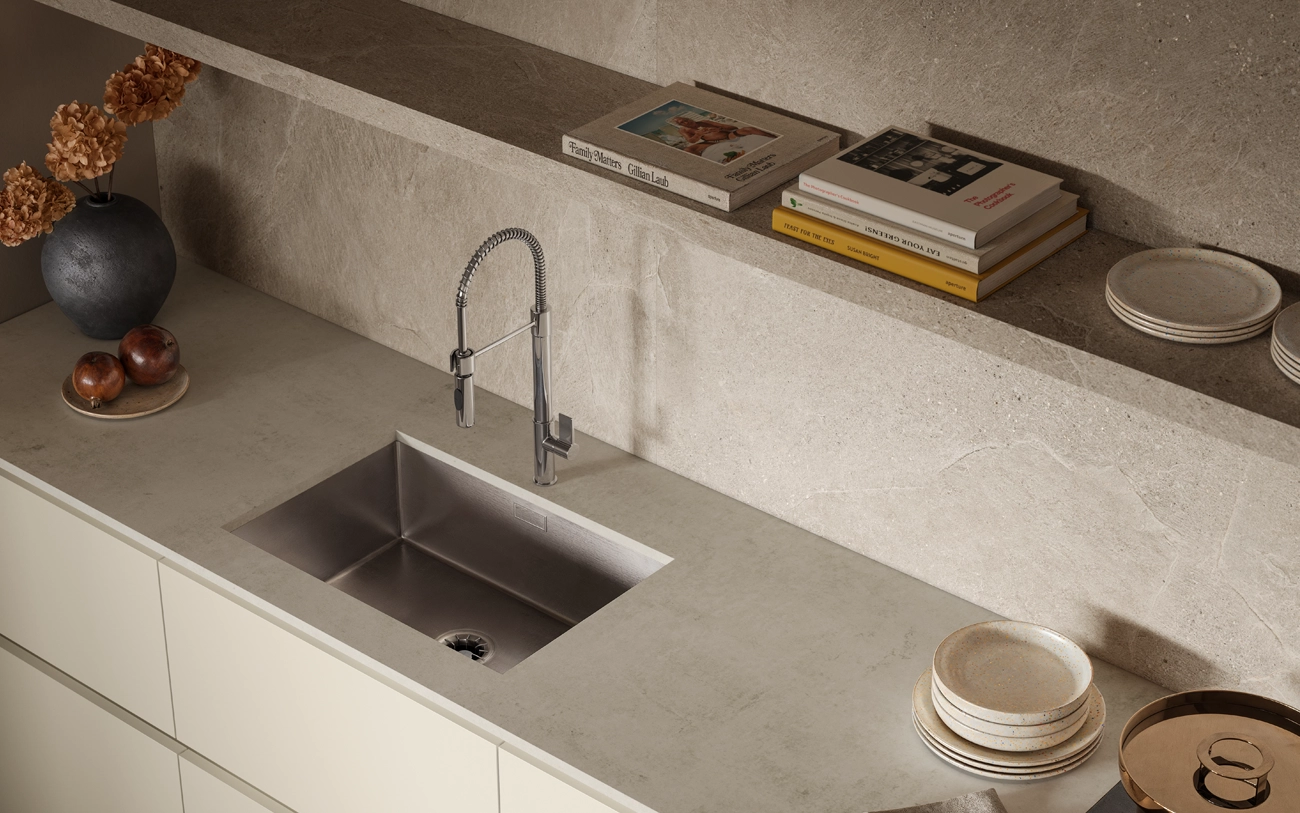 Immagine particolare top in dekton Lunar su una cucina bianca stile minimale Pensarecasa